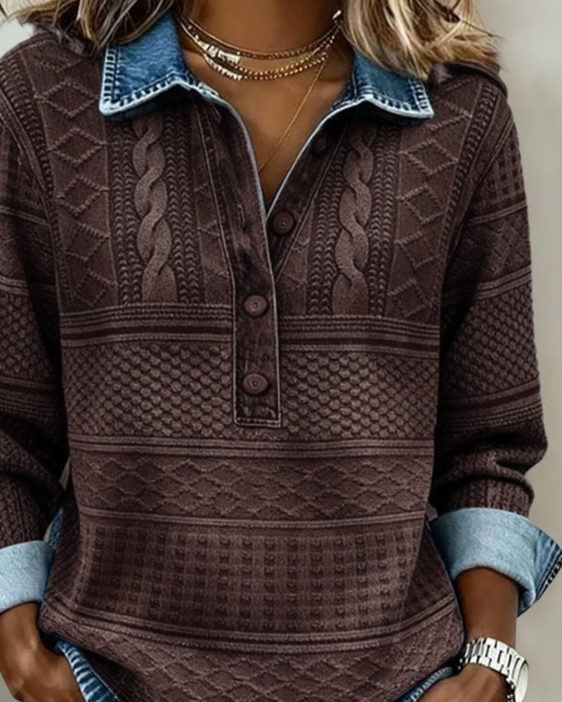 Nærbillede af brun sweatshirt med kabelstrik mønster og knapper