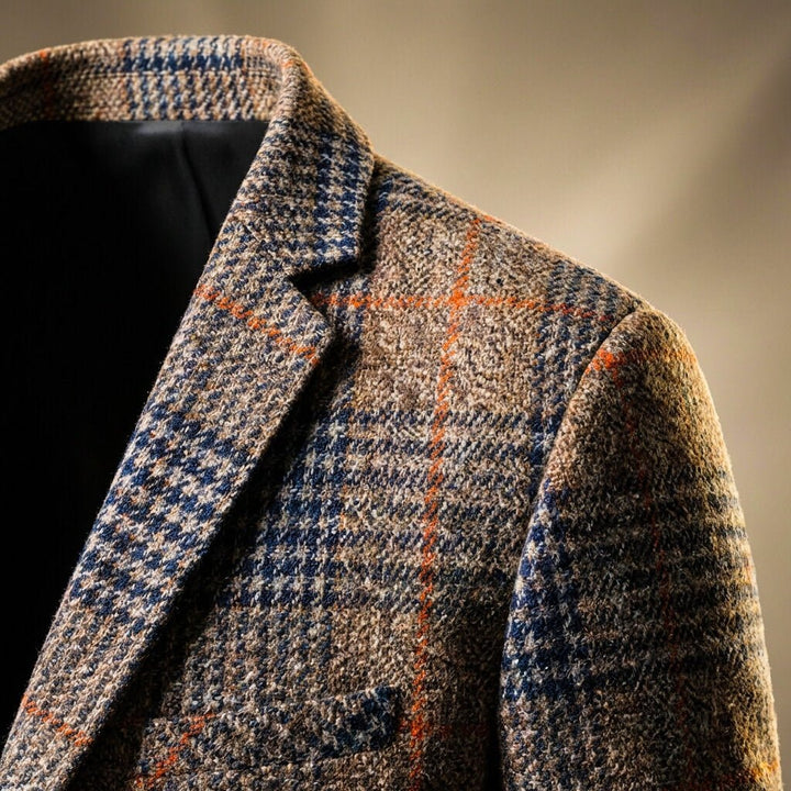 Nærbillede af revers og skulder på ternet blazer herre i uldblanding