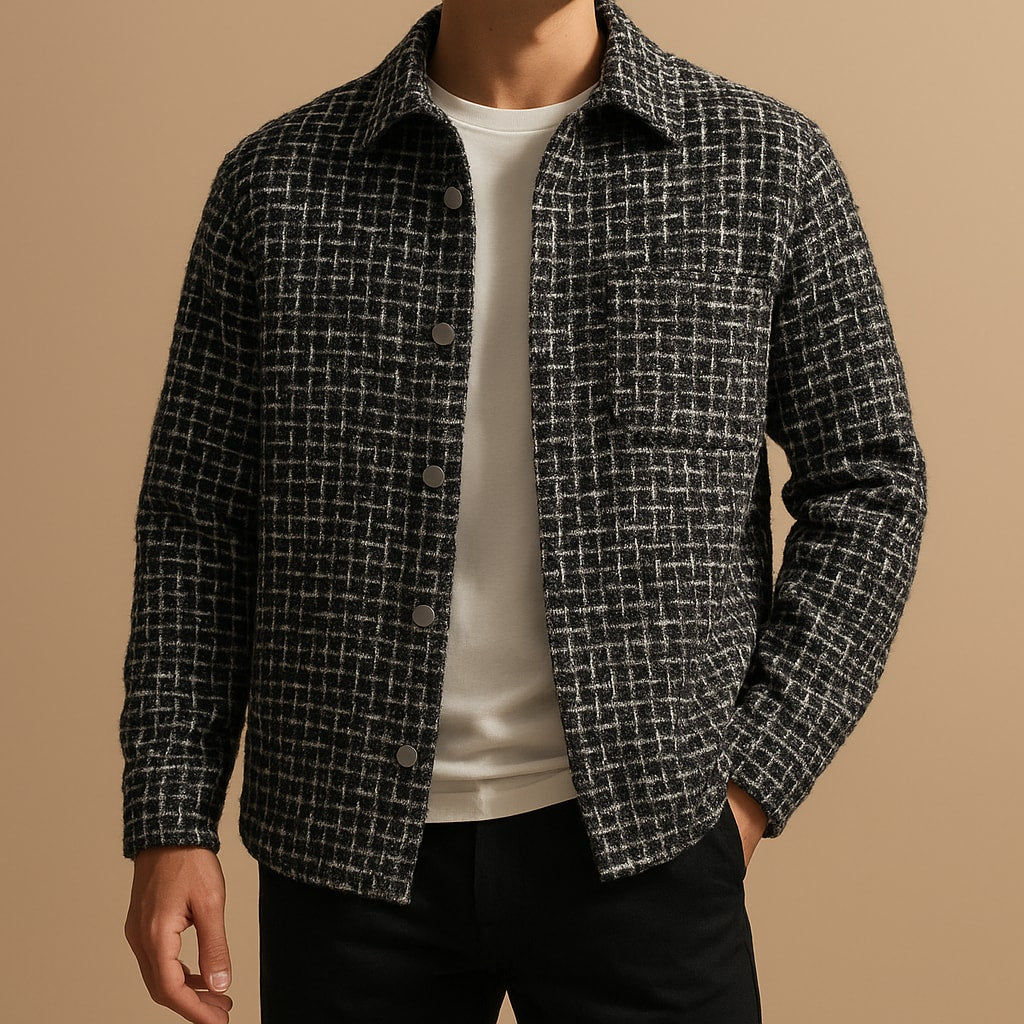 Mand i ternet overshirt i tweed over hvid t-shirt