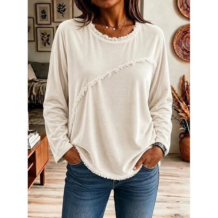 Hvid tunika dame med frynser og rund hals stylet med jeans