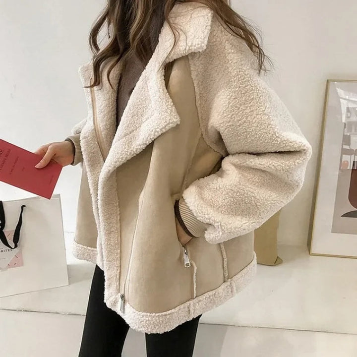 Beige vinterjakke dame i ruskindslook med lynlås og teddykant